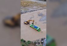 Photo of नावा खोलामा यात्रुबाहक बस फस्यो, यात्रुको उद्धार